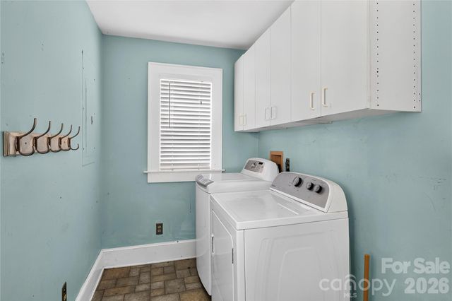729 5th Avenue W, Hendersonville, NC 28739