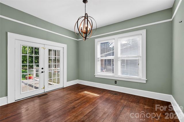 729 5th Avenue W, Hendersonville, NC 28739