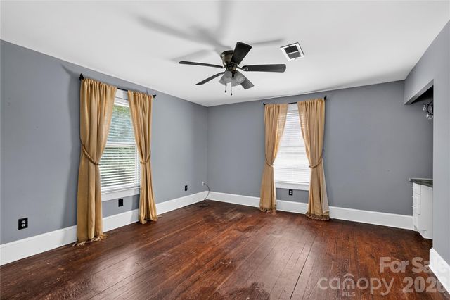 729 5th Avenue W, Hendersonville, NC 28739