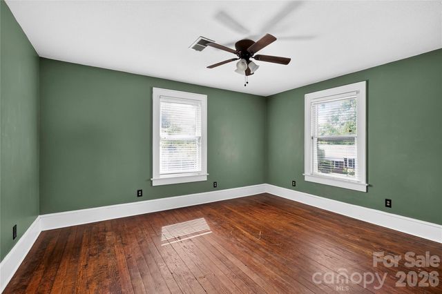 729 5th Avenue W, Hendersonville, NC 28739