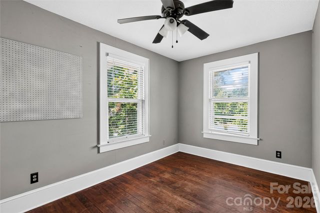 729 5th Avenue W, Hendersonville, NC 28739