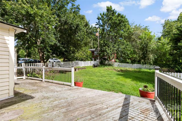 729 5th Avenue W, Hendersonville, NC 28739