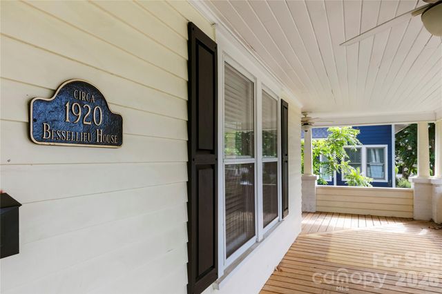 729 5th Avenue W, Hendersonville, NC 28739