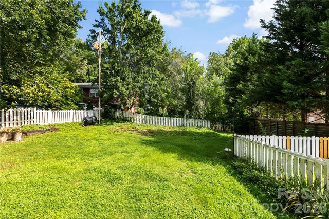 729 5th Avenue W, Hendersonville, NC 28739