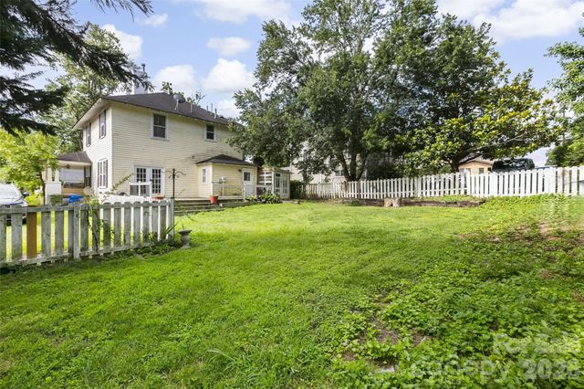 729 5th Avenue W, Hendersonville, NC 28739