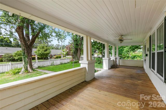 729 5th Avenue W, Hendersonville, NC 28739