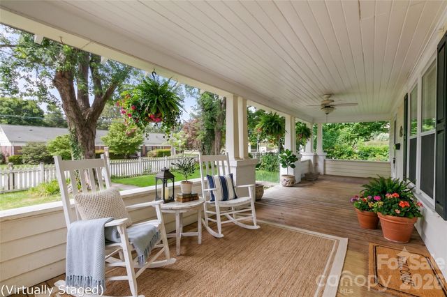 729 5th Avenue W, Hendersonville, NC 28739
