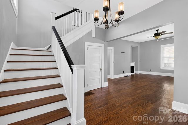 729 5th Avenue W, Hendersonville, NC 28739