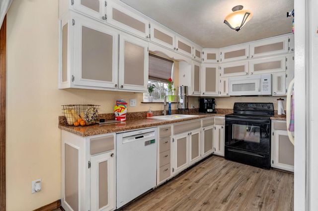 3457 S Carriage Avenue, Springfield, MO 65809