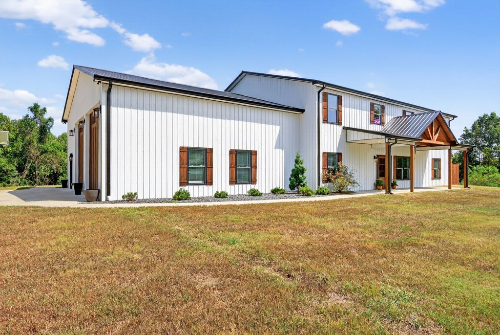 891 Briarwood Rd, Clarksville, TN 37040