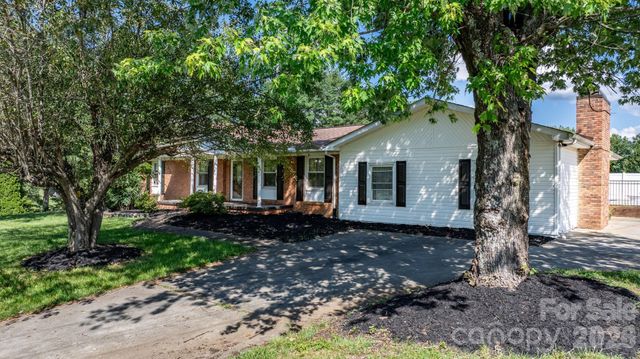 2596 SweetBriar Circle, Lenoir, NC 28645