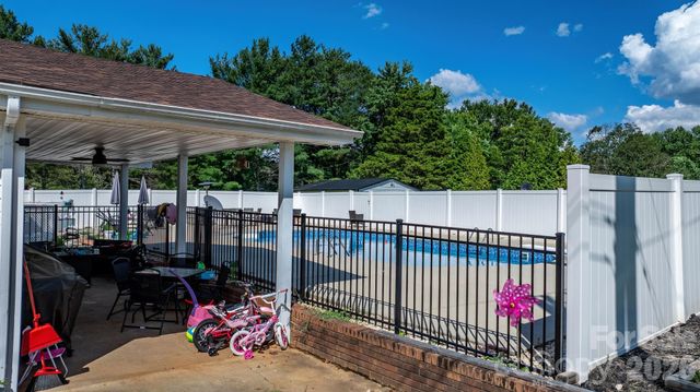 2596 SweetBriar Circle, Lenoir, NC 28645