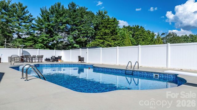 2596 SweetBriar Circle, Lenoir, NC 28645