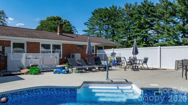 2596 SweetBriar Circle, Lenoir, NC 28645