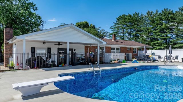 2596 SweetBriar Circle, Lenoir, NC 28645