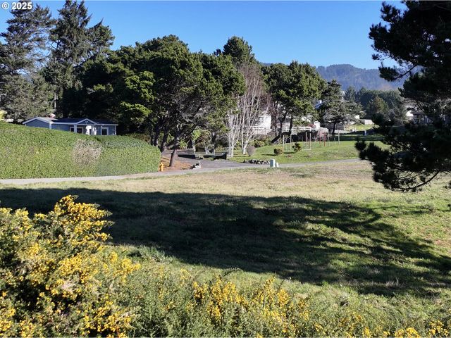 96370 NORTH Dr 8, Brookings, OR 97415