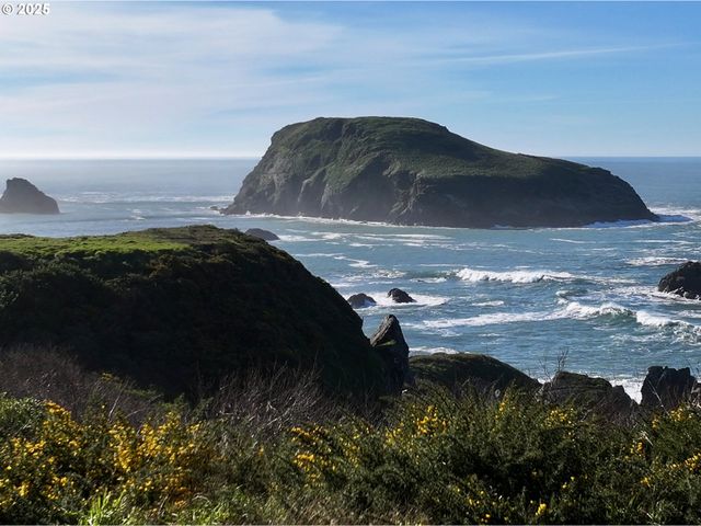 96370 NORTH Dr 8, Brookings, OR 97415
