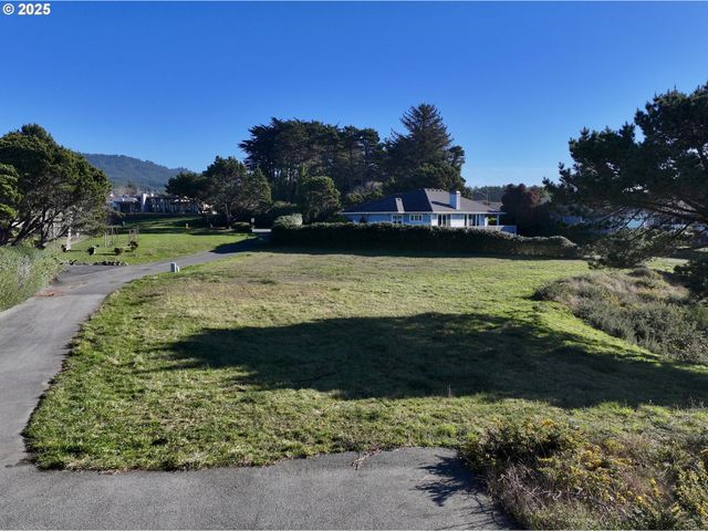 96370 NORTH Dr 8, Brookings, OR 97415
