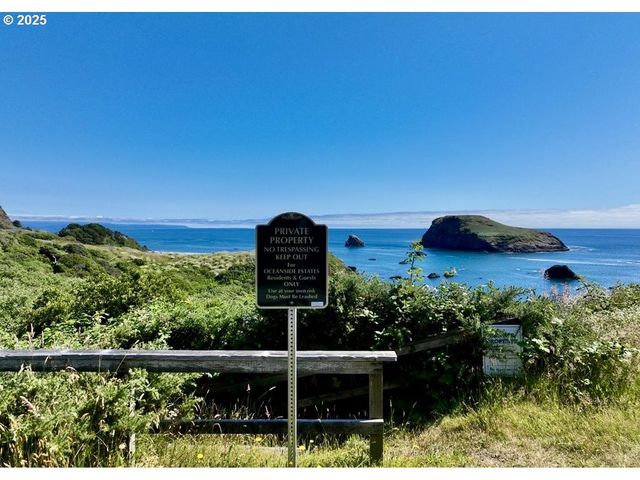 96370 NORTH Dr 8, Brookings, OR 97415