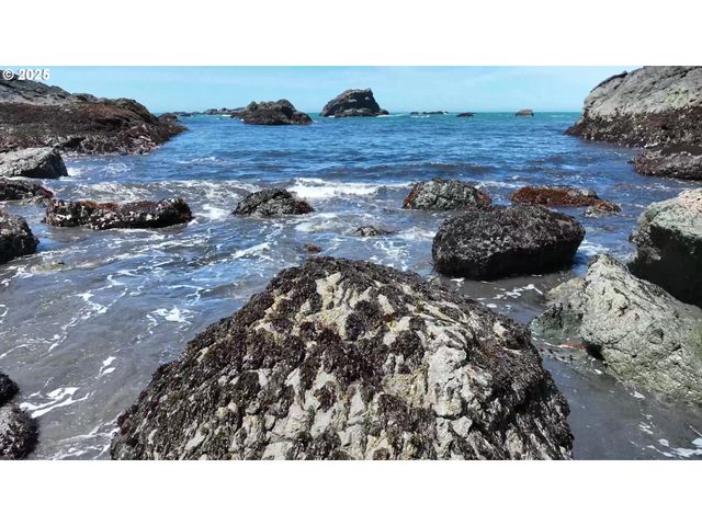 96370 NORTH Dr 8, Brookings, OR 97415