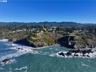 96370 NORTH Dr 8, Brookings, OR 97415