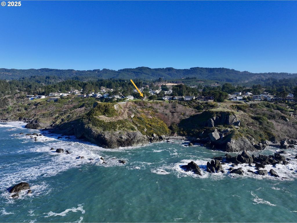 96370 NORTH Dr 8, Brookings, OR 97415