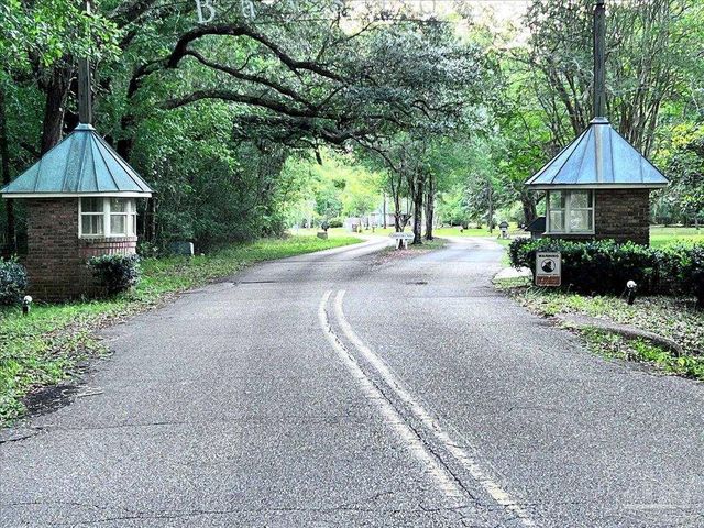 3316 Mills Bayou Dr, Milton, FL 32583