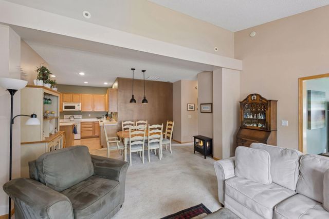 2013 Stahlke Way, Chaska, MN 55318
