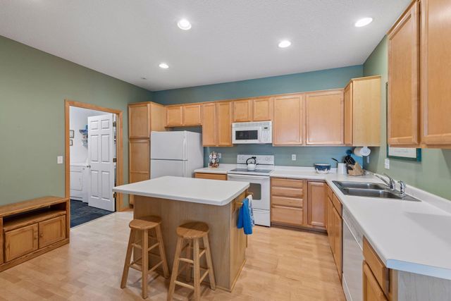 2013 Stahlke Way, Chaska, MN 55318
