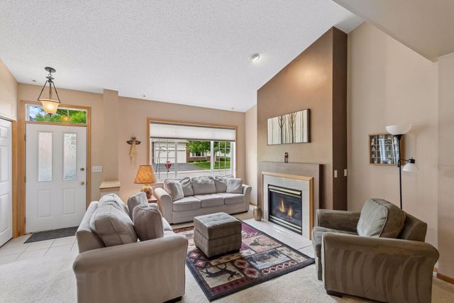 2013 Stahlke Way, Chaska, MN 55318
