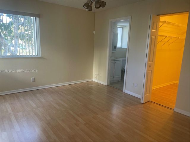 3186 Via Poinciana 201, Lake Worth, FL 33467