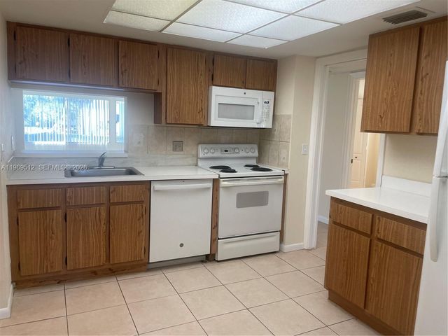 3186 Via Poinciana 201, Lake Worth, FL 33467