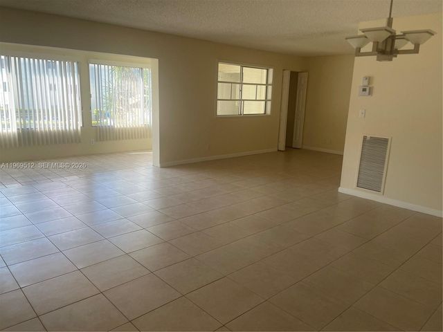 3186 Via Poinciana 201, Lake Worth, FL 33467