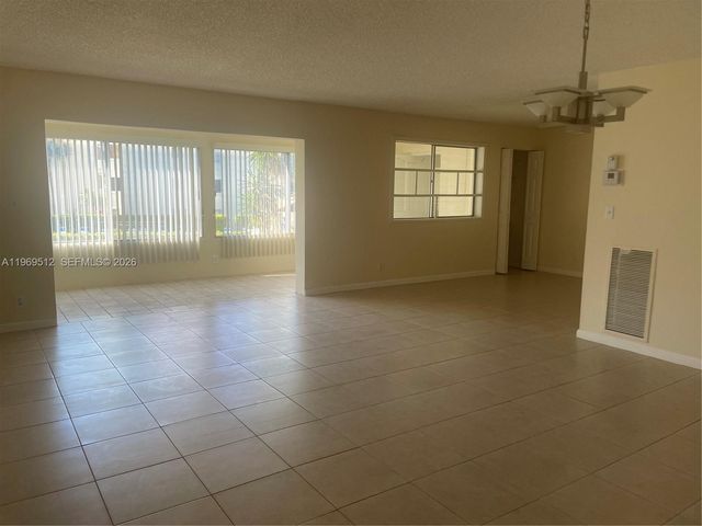 3186 Via Poinciana 201, Lake Worth, FL 33467