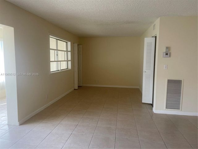 3186 Via Poinciana 201, Lake Worth, FL 33467