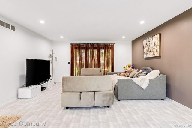 3176 Chambord Drive, West Bloomfield Charter Township, MI 48323