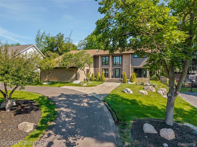 3176 Chambord Drive, West Bloomfield Charter Township, MI 48323