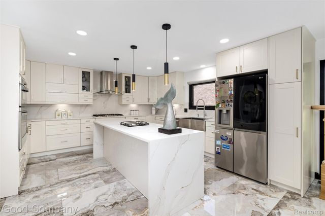 3176 Chambord Drive, West Bloomfield Charter Township, MI 48323