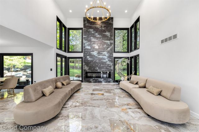 3176 Chambord Drive, West Bloomfield Charter Township, MI 48323