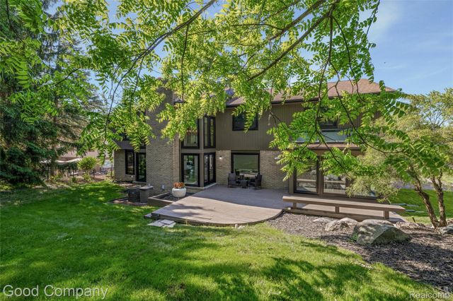 3176 Chambord Drive, West Bloomfield Charter Township, MI 48323