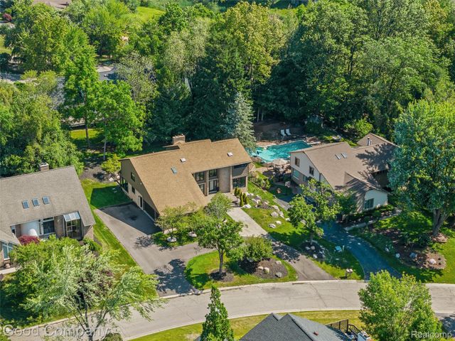 3176 Chambord Drive, West Bloomfield Charter Township, MI 48323