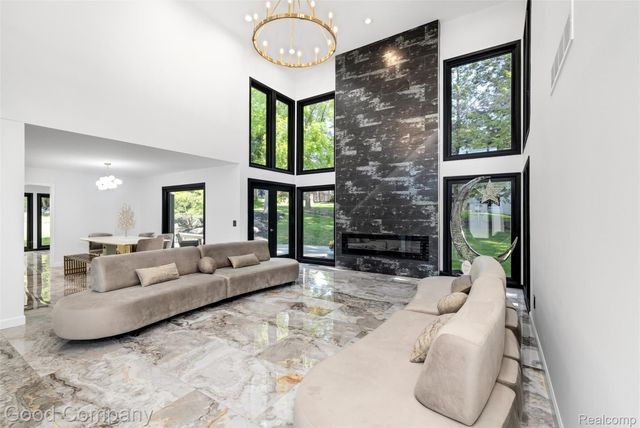 3176 Chambord Drive, West Bloomfield Charter Township, MI 48323