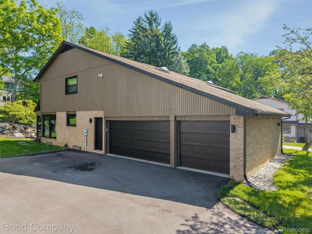 3176 Chambord Drive, West Bloomfield Charter Township, MI 48323