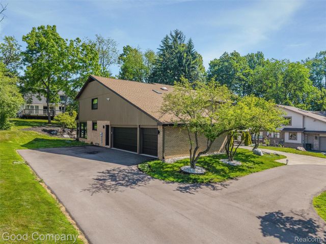3176 Chambord Drive, West Bloomfield Charter Township, MI 48323