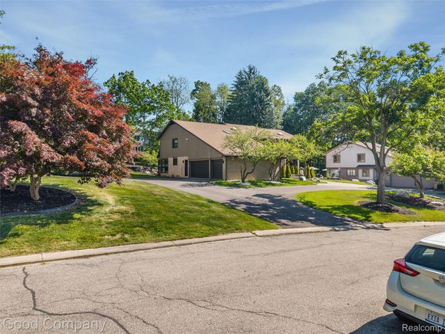 3176 Chambord Drive, West Bloomfield Charter Township, MI 48323
