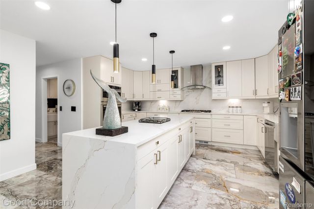 3176 Chambord Drive, West Bloomfield Charter Township, MI 48323
