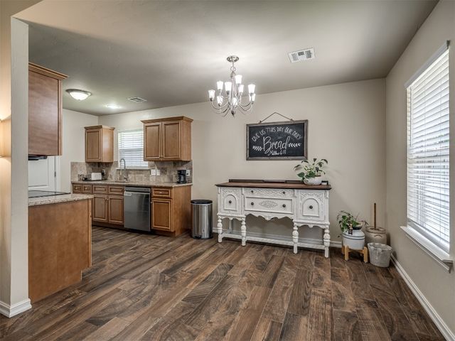 805 S Castle Rock Lane, Mustang, OK 73064