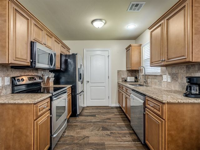 805 S Castle Rock Lane, Mustang, OK 73064