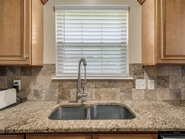 805 S Castle Rock Lane, Mustang, OK 73064