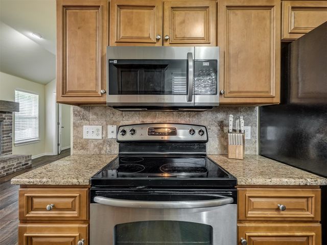 805 S Castle Rock Lane, Mustang, OK 73064